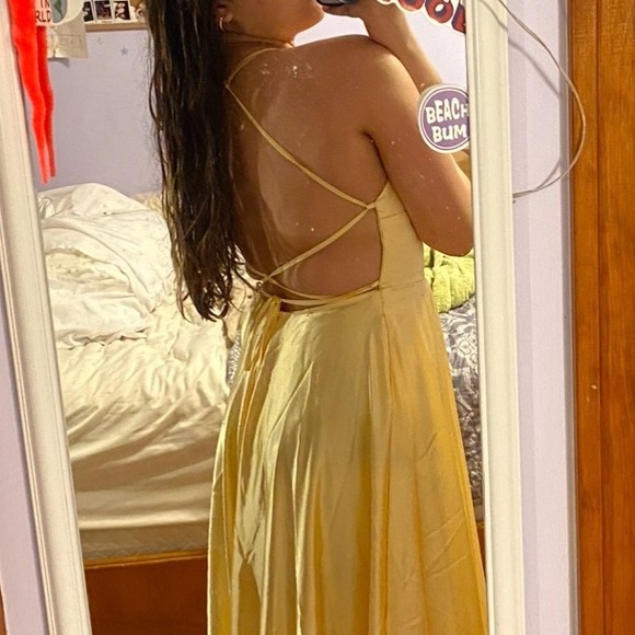 Faviana Open back Charmeuse Buttercream Gown Size: 10 - Picture 8 of 8